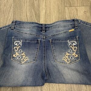 Y2K INC Light Wash Embroidered Bedazzled Capri Size 6